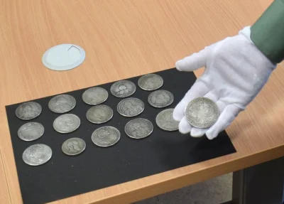 Zwiadowca_Historii - Kierowca próbował przemycić w portfelu 16 srebrnych monet (GALER...