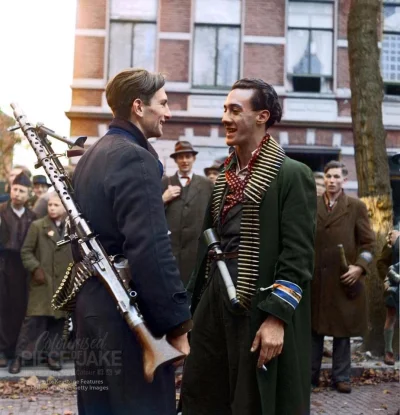 wojna - Członkowie holenderskiego ruchu oporu świętują wyzwolenie Bredy, Holandia. 

...