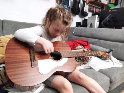 kidi1 - 6-latka (moja córka) gra na 60-letniej gitarze. Gdyby gitary potrafiły mówić....