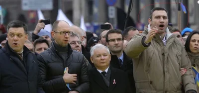 TMCB - Ten po prawej Kaczyńskiego to jeden z odpowiedzialnych za pałowanie podczas #p...