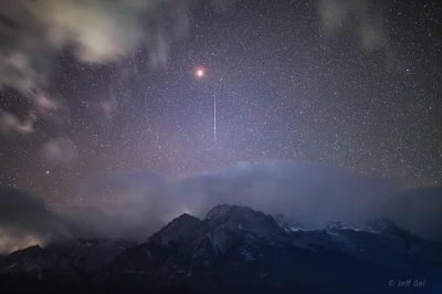 Artktur - Mars i meteor z grupy Leonidów ponad górą Jade Dragon Snow
Dzisiejszy APOD...