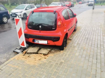 kajttek - W Poznaniu wybudowano nowy chodnik dookoła porzuconego pojazdu, bo nie udał...