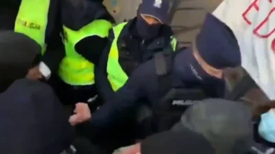 L3stko - Kobieta z aparatem kopie policjanta a później wielce zdziwiona że została za...