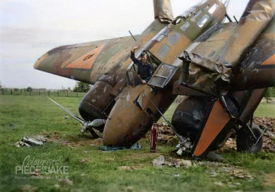 wojna - Kapral Luftwaffe pozuje w kokpicie zniszczonego holenderskiego myśliwca Fokke...