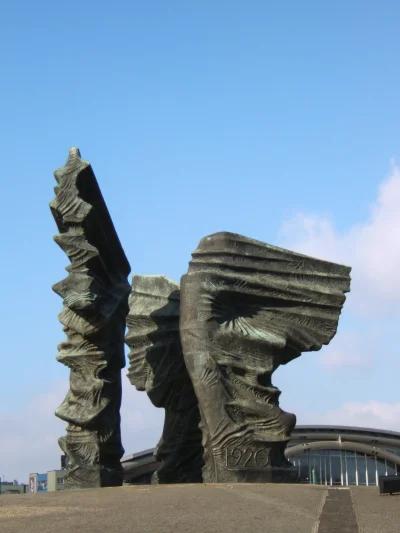 red7000 - @Borealny: Pomnik Powstańców Śląskich w Katowicach wygląda podobnie.