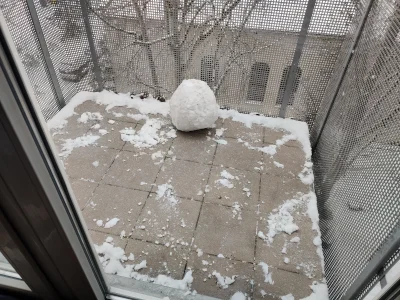 A.....a - Dobra, zacząłem lepić bałwana na balkonie 
#wroclaw