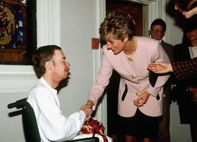 werbalny - Księżna Diana bez rękawiczek wita się uściskiem dłoni z pacjentem chorym n...