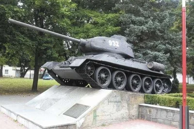 BRCAFGYV - @HeniekZPodLasu: w Sawinie (lubelskie) też jest T-34
