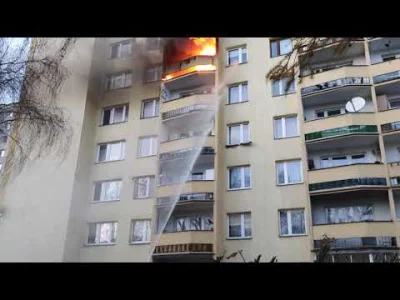 patriota-gospodarczy - Skrajna nieudolność strażaków poraża. Koleś próbował to gasić ...
