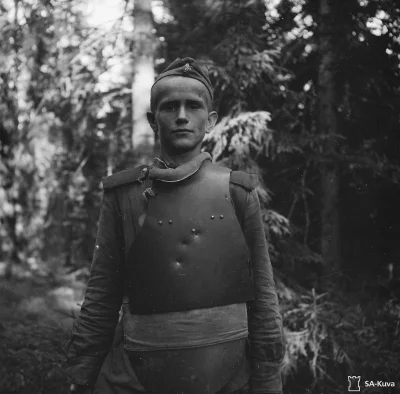 myrmekochoria - Radziecki żołnierz pojmany do fińskiej niewoli w pancerzu SN-42, Kare...