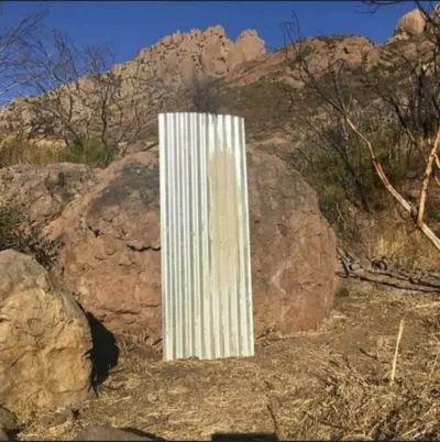 Dziad_Mroz - Kolejny monolit pojawił się w RPA. 
#nauka #heheszki #kosmos #ufo
