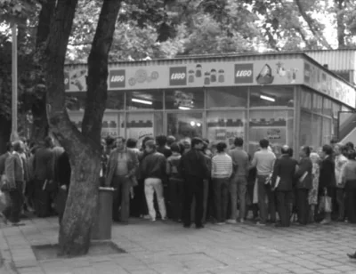 D.....r - Kolejka przy witrynie #lego w #poznan międzynarodowe targi poznańskie 1986 ...