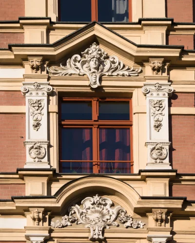 Sudet - Takie pięknie zdobione okna można zobaczyć na kamienicy przy ulicy Benedykta ...