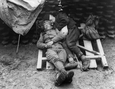 Nemezja - #fotohistoria
Serbski żołnierz śpi ze swoim ojcem, który odwiedził go na f...