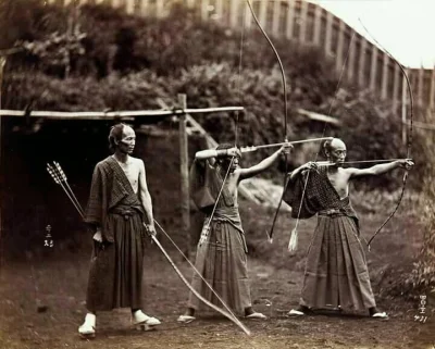 Sztuka_Wojenna - Japońscy łucznicy ćwiczą się w swoim rzemiośle, końcówka XIX wieku.
...