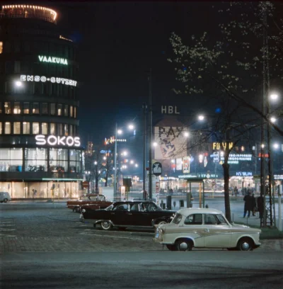 Ikarus_260 - Helsinki w latach 60. Trabant i olbrzymie amerykańskie fury obok siebie....