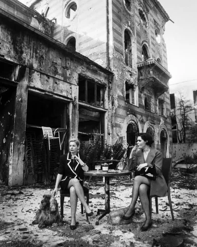 Krupier - Dwie kobiety pijące drinka w powojennym Mostarze.

Znalezione na grupie F...