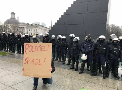 tricolor - Jeden z protestujących i jego szacunek dla ofiar którzy zgineli w katastro...