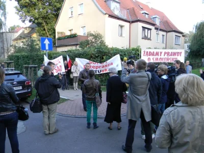 kuba70 - @robert5502: To prawda.

Jak szury smoleńskie protestowały pod domem Tuska...