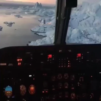cheeseandonion - Lądowanie samolotu na wyspie Maniitsoq w południowo-zachodniej Grenl...