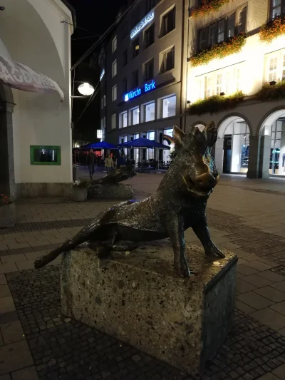 Swiatek7 - W centrum Monachium właśnie postawili Lewandowskiemu pomnik ( ͡° ͜ʖ ͡°)
