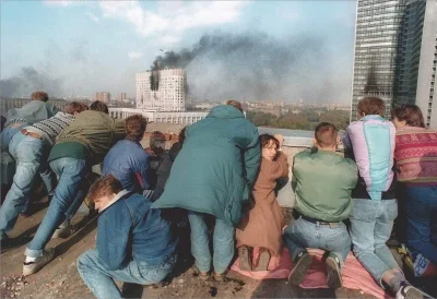 myrmekochoria - Ludzie na dachu budynku obserwują Biały Dom w Moskwie po tym, gdy czo...