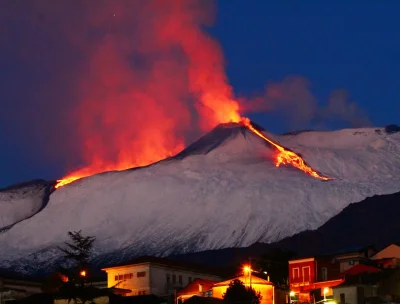 ntdc - Spektakularne zdjęcie z aktywności erupcyjnej włoskiego wulkanu Etna w nocy z ...