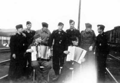 royal_flush - Wielkanoc 1944 r. w Hildesheim. Na zdjęciu żołnierze ze schwere SS-Panz...