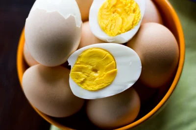 skrzacik320 - Ej jak wy gotujecie jajka?

Bo mnie zawsze uczono, że najpierw się za...