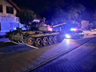 Jossarian - Tymczasem w Polsce pijany gość jeździł czołgiem T-55 po centrum Pajęczna: