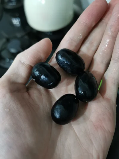 Borealny - Mama kupiła czarne bezpestkowe winogrona, dała je do sałatki i wyglądają j...