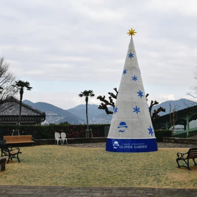 andale - #andrzejnarowerze 
Choinka pod palmą.
Nagasaki jest kolebką kultury chińskie...