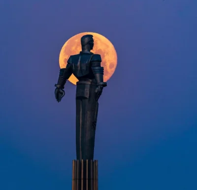starsi_panowie - Moskiewski pomnik Jurija Gagarina. Został wykonany z tytanu, metalu ...