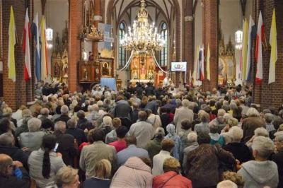 Polakmaly - w tym samym czasie ludzie mogą bez problemu się tłoczyć w kościołach...