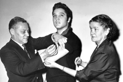 myrmekochoria - Elvis Presley szczepi się publicznie na polio w studiu CBS, Nowy Jork...