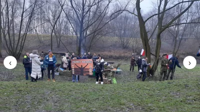 nabiau - Na spontaniczne ognisko zazwyczaj zabiera się flagi, transparent i typa z sz...