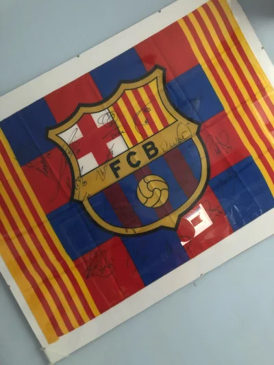 Przyczlapa - @RETROWIRUS: to akurat flaga Barcelony z autografami za czasów Martino