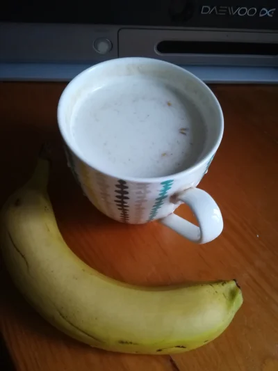 Blueweb - Na drugie śniadanie było mleko z otrąbami owsianymi i banan. Skończę robotę...