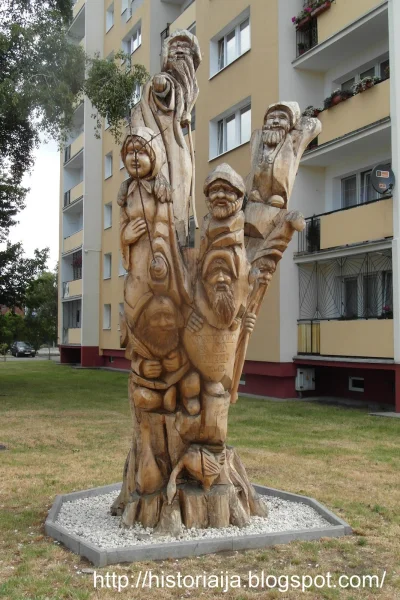 Zielonykubek - @Zielonykubek: pomnik krasnoludków, umarłe drzewo