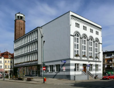 kornowski - #architektura #wtf #makabryla #prl Oto ratusz w Kożuchowie. Jedyne znane ...