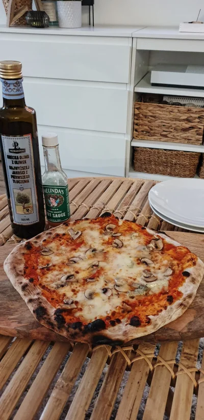 bubunio - Domowa w stylu neapolitańskim. Tak wiem, lekko przypalona. 
#pizza #gotujz...