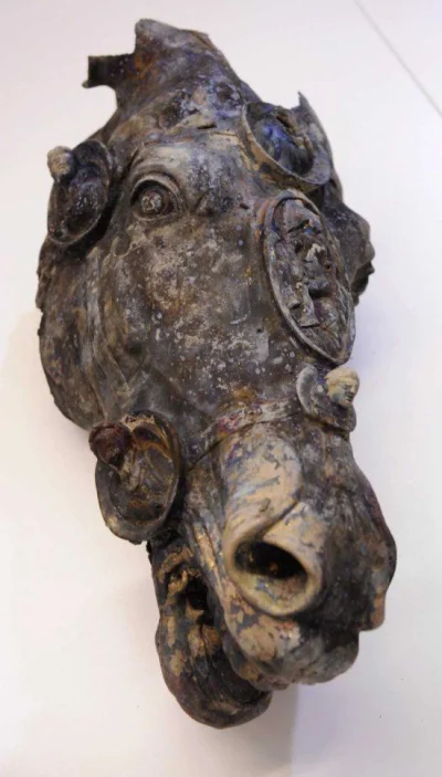 IMPERIUMROMANUM - Głowa konia z rzymskiej statuy

Głowa konia z rzymskiej statuy uk...