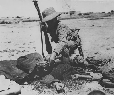myrmekochoria - Brytyjski żołnierz karmi rannych i umierających z głodu tureckich żoł...