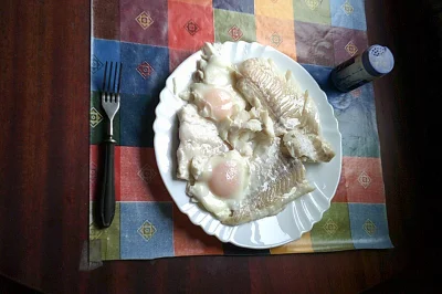 anonymous_derp - Dzisiejsze śniadanie: Duszone filety dorszowe, dwa jajka sadzone, só...
