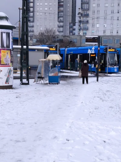 Siemien - Właśnie byłem świadkiem jak gość od obwarzanków poszedł w uj. Jak stał tak ...