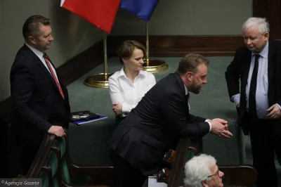 spere - Ta pani stojąc 1 metr od Kaczyńskiego, nie słyszała jak on bluzga posłów w Se...