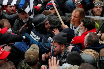 BaronAlvon_PuciPusia - Oto jak tłum pod Kapitolem wyszarpywał i bił policjantów <<< z...