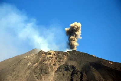 N.....y - Stromboli ma małe, ale regularne erupcje co ok 15 minut. Tutaj moja fotka.