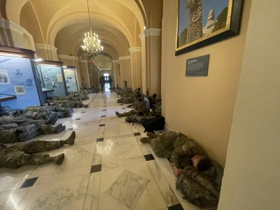 kRz222 - Gwardia Narodowa śpiąca na korytarzach Kapitolu.

Źródło: https://twitter....