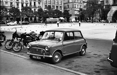 st_fot - > "Typowy dzień na krakowskim Rynku z nietypowym samochodem na fotografii z ...